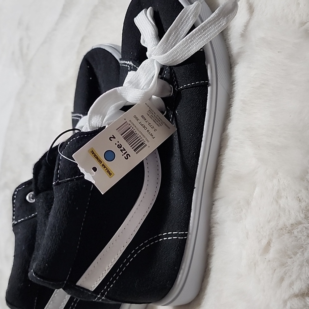 NEW WITH TAGS  BOYS SIZE  2 . BLACK & WHITE  HIGH TOPS.